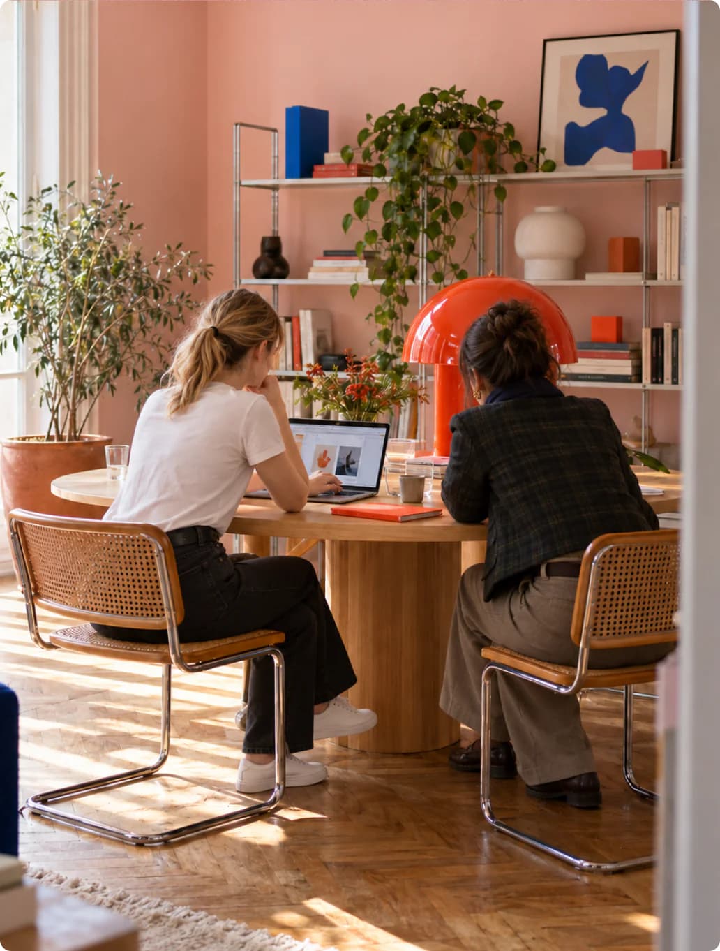 Sophie Hoffmann et Lola Regaldi, de SO DIGITAL, au bureau